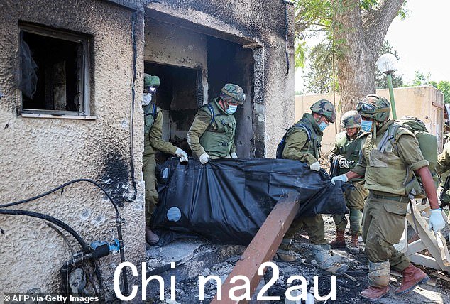 周二,部队移走卡法阿扎哈马斯恐怖分子袭击中遇难者的尸体