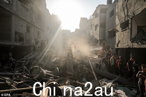 epa 10914352 一个被毁2023 年 10 月 12 日,以色列空袭加沙地带西部沙蒂难民营后的房屋。据巴勒斯坦卫生部称,造成 1,200 多名巴勒斯坦人死亡,5,000 多人受伤。 10 月 7 日,以色列为回应伊斯兰运动哈马斯从加沙地带对以色列发动的袭击,开始轰炸巴勒斯坦地带。此后,加沙和以色列已有 3000 多人死亡,数千人受伤,其中包括 1500 名哈马斯武装分子。 10 月 7 日,据以色列军方消息人士和巴勒斯坦官员称。 EPA/HAITHAM IMAD