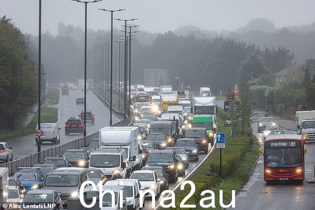 今早伦敦西南部 A3 金士顿绕道道路潮湿,交通拥堵