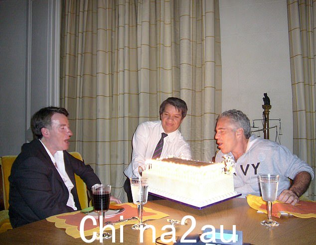 根据摩根大通内部报告,爱泼斯坦主动提出将斯特利与时任总理阿利斯泰尔·达林和彼得·曼德尔森联系起来。曼德尔森先生与杰弗里·爱泼斯坦在恋童癖者 54 岁生日时合影