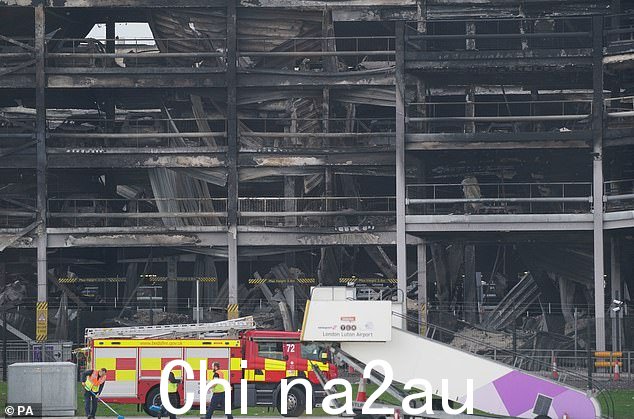 被烧毁的汽车外壳,埋在卢顿机场多层停车场的废墟中