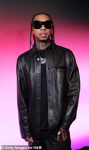 二重唱:33 岁的泰加 (Tyga) 模仿雪儿 (Cher) 的男友、音乐主管亚历山大 (Alexander 'A.E.) 创作了一首诗。 Edwards 邀请他参加歌曲 Drop Top Sleigh Ride