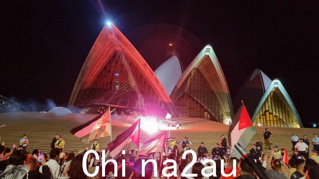 亲巴勒斯坦抗议者周一聚集在悉尼歌剧院前举行集会。图片：Jasmine Kazlauskas/news.com.au