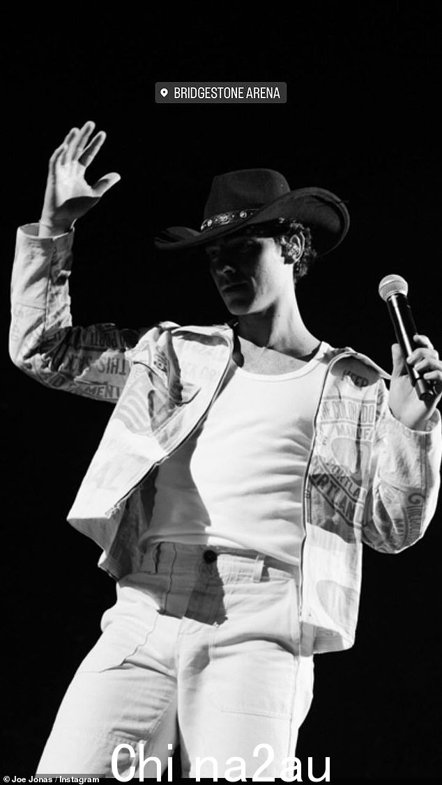 “C”owboy:另一张黑白快照看到他戴着牛仔帽"
