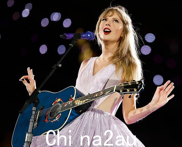 令人震惊:《Long Live》取自泰勒的第三张专辑《Speak Now》,尽管电影预告片中显示了这首歌的镜头,但它已从片场中删除了