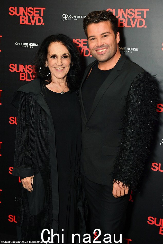著名朋友:女演员莱斯利·约瑟夫 (Lesley Joseph) 和《X Factor》前获奖者乔·麦克埃尔德里 (Joe McElderry) 一起摆姿势,精神抖擞
