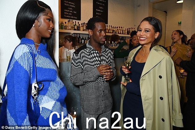 朋友:Leomie Anderson、Micheal Ward 和 Emma Weymouth(从左到右)在庆祝活动中