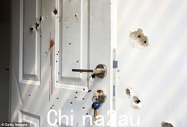 加沙边境附近基布兹房屋的墙壁和门上散布着枪声和血迹