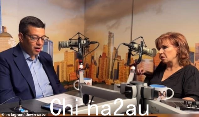 Joy 发表搞笑评论时正在与 The View 的执行制片人 Brian Teta 交谈