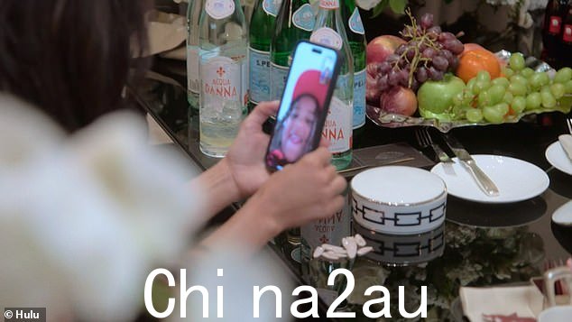 溺爱的妈妈:这位 42 岁的女商人在 Hulu 最新一集《卡戴珊姐妹》中分别给她的两个最大的孩子打电话 - 大儿子,7 岁的 Saint,当时她在意大利米兰;看到 Facetiming Saint
