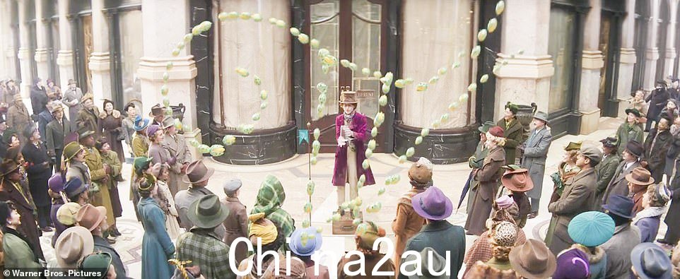 魔法:'你看我有点像魔术师,'因为物品漂浮在他周围的空气中。