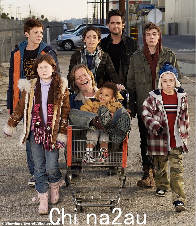 The Gallaghers:Rossum 的角色主要抚养她的弟弟妹妹,而他们的父亲 Frank(由 William H. Macy 饰演)则与毒瘾和酒瘾作斗争。 《无耻之徒》播出了 11 季,艾美奖出演了其中的 9 季