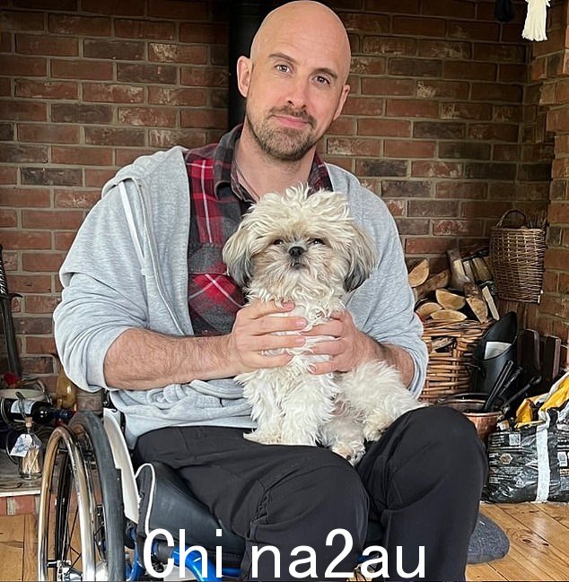 受伤:乔纳森在诉讼中声称,他遭受了多种不同的伤害,包括脊髓脱臼、失去肾脏、三度烧伤、肋骨和腿部骨折,并且还因骨折而瘫痪。腰部向下