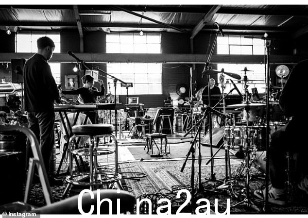 蒂娜已经在悉尼和珀斯举办了音乐会,她开玩笑说她很快就会回到舞台,并告诉歌迷保留剩余演出的门票 图:蒂娜发布了这张黑白照片消息中她自己排练的照片