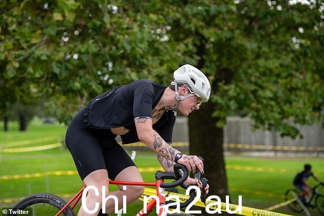 威廉姆森在芝加哥越野自行车赛上骑自行车。她在女子 Cat Half 比赛中排名第四,获得 75 美元的奖金