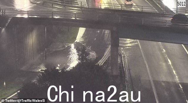 斯旺西附近的 M4 东行 44 号交汇处今天发生洪水,导致速度限制