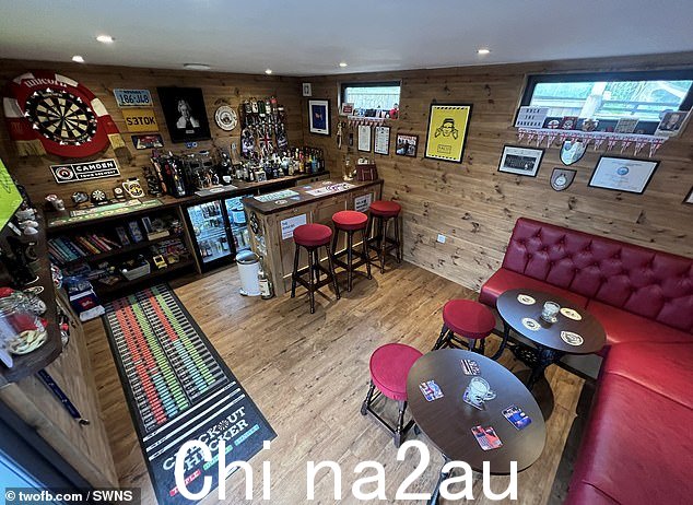 仅向傻瓜和马致敬,位于斯塔福德郡的 The Nags Shed,配有 Trotters Independent Trading 复古街机游戏机