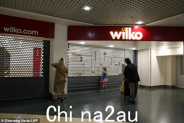 一家人参观伦敦北部伍德格林的 Wilko 商店,该商店上周日关门