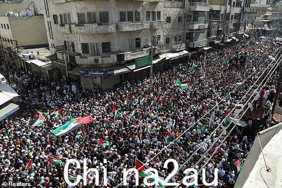 2023 年 10 月 13 日，约旦人聚集在约旦安曼，表达对加沙巴勒斯坦人的声援。REUTERS/Alaa Al Sukhni