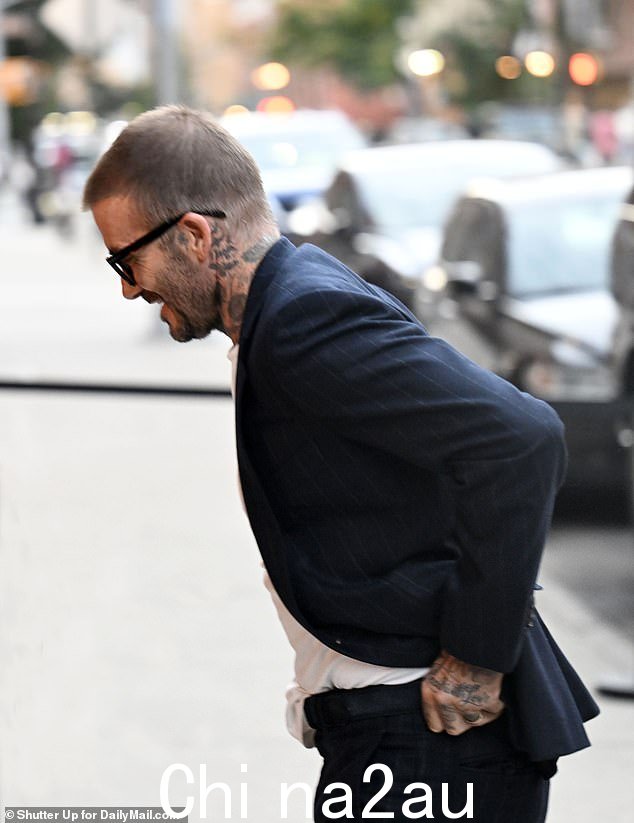 慈爱的丈夫:维多利亚的 48 岁丈夫大卫·贝克汉姆 (David Beckham) 也出席了此次活动,他在当晚早些时候迅速入场,向妻子表示支持