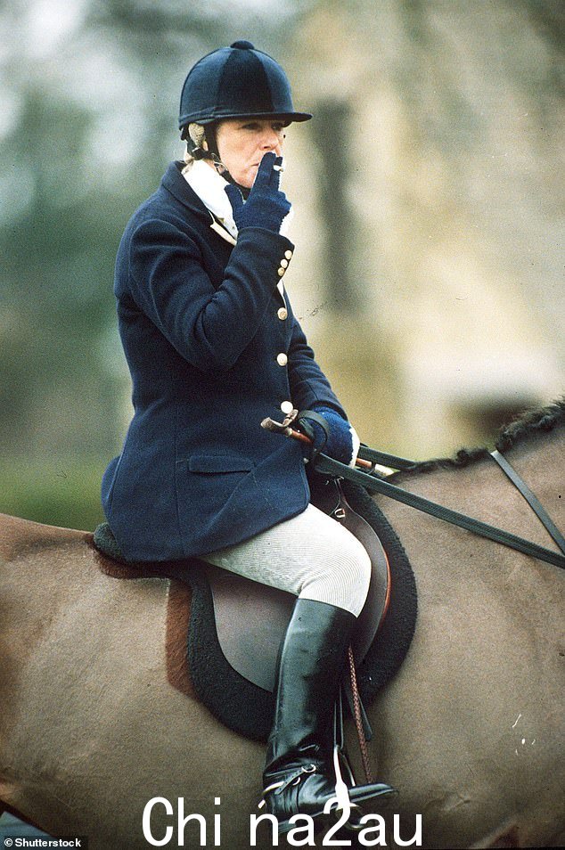 卡米拉穿着完美的骑行装备,在 1996 年与 Beautfort Hunt 一起骑行时休息