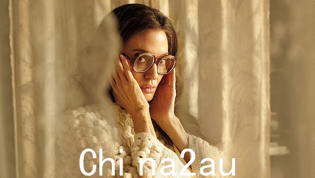 无法辨认:传记片《玛丽亚》的首张图片于本周早些时候发布,安吉丽娜看上去与她一贯的好莱坞魅力大相径庭