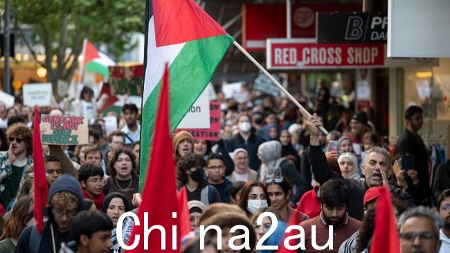支持者周五晚上在堪培拉举行的支持巴勒斯坦集会上合影。图片:NCA NewsWire / Martin Ollman