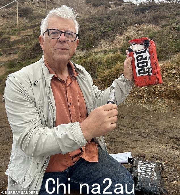 每个包裹重约一公斤,标签上只有一个神秘的单词或首字母缩略词 — POPI — 以黑色大写字母印刷