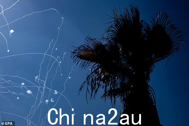 如图:从加沙地带向以色列发射的导弹被以色列铁穹防御导弹系统拦截