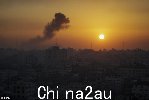 2023 年 10 月 13 日,以色列空袭后烟雾升起,并警告加沙地带北部将加强军事行动。以色列国防军 (IDF) 于 10 月 13 日呼吁撤离加沙地带北部的所有平民加沙,在预期的地面入侵之前