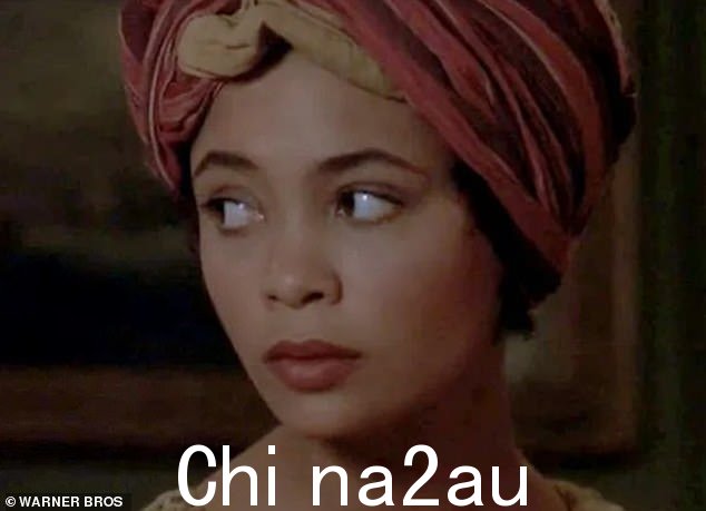 角色:22 岁的 Thandiwe Newton 出现在《夜访吸血鬼》中,她扮演 Yvette