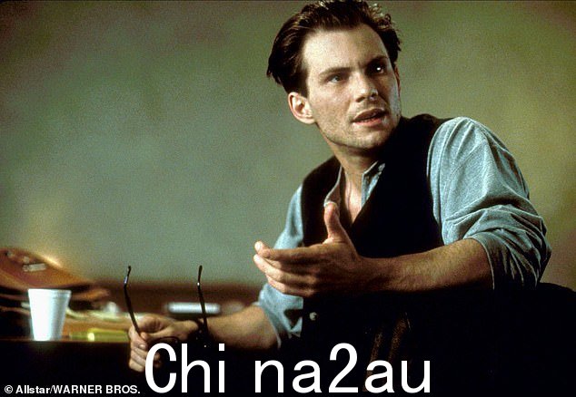 A-lister:克里斯蒂安·斯莱特 (Christian Slater) 在恐怖片中扮演丹尼尔·莫洛伊 (Daniel Molloy),一位年轻的记者,吸血鬼路易斯·德·波因特·迪·拉克 (Louis de Pointe du Lac) 向他讲述了他血腥的人生故事