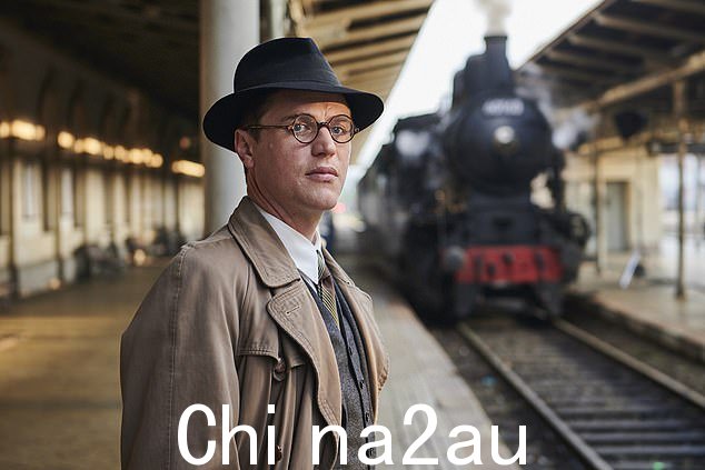 约翰尼·弗林在电影《一生》中饰演年轻的尼古拉斯·温顿