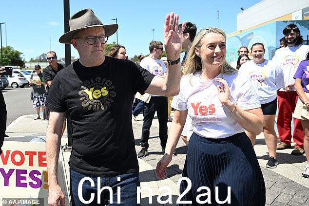 Albanese 先生与他的搭档 Jodie Haydon 周六在新南威尔士州卧龙岗附近 Dapto 的投票站进行竞选活动