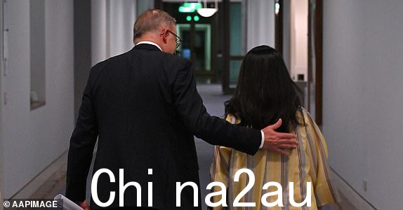 2023 年 10 月 14 日星期六,澳大利亚总理安东尼·阿尔巴内塞在堪培拉议会大厦就声音公投结果发表声明后安慰澳大利亚原住民部长琳达·伯尼。澳大利亚人今天投票决定是否将原住民声音纳入议会国家宪法。(AAP 图片/Mick Tsikas)禁止存档