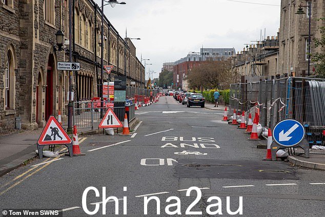 今天的景色更加混乱,停机坪遮住了路上的字母