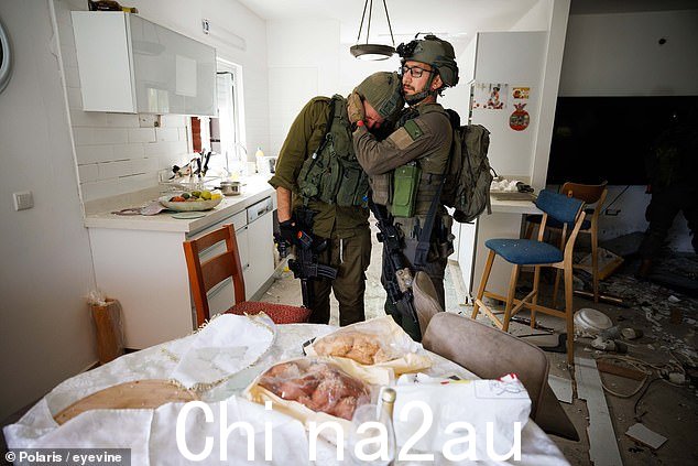 士兵们看到家庭餐桌上还放着周五 Kiddush 的白面包而哭泣