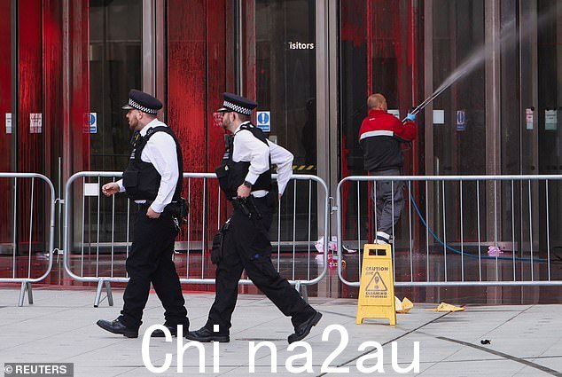 大都会警察局向《每日邮报》证实:“我们知道 W1A 波特兰广场的一栋建筑遭到刑事破坏。目前阶段,没有迹象表明这与任何抗议团体有关'