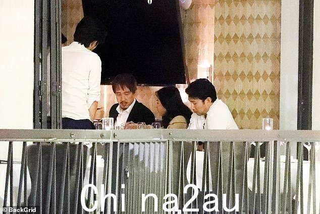 放松点:这位芭比娃娃演员最近公开了与搭档瑞恩·高斯林的尴尬遭遇,他选择了白色 Polo 衫、修身蓝色裤子和深棕色皮鞋