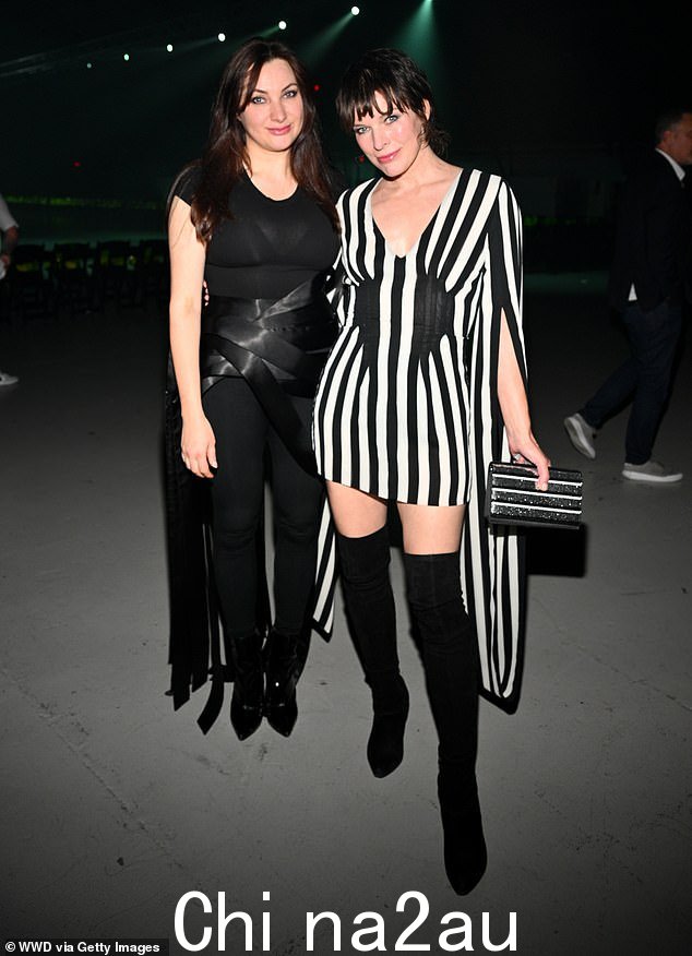 摆个姿势:Lessja Verlingieri 和 Milla Jovovich 在时装发布会上魅力四射