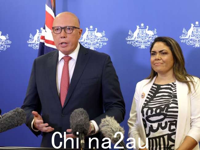 反对党领袖 Peter Dutton 和参议员 Jacinta Price 致辞声音公投提案失败后的媒体。图片：NCA/Steve Pohlner