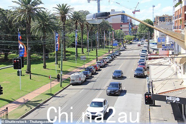周日中午 12:25 左右,事件发生在悉尼内西区 Burwood 的 Burwood Road 沿线(如图),导致一名 19 岁司机被捕
