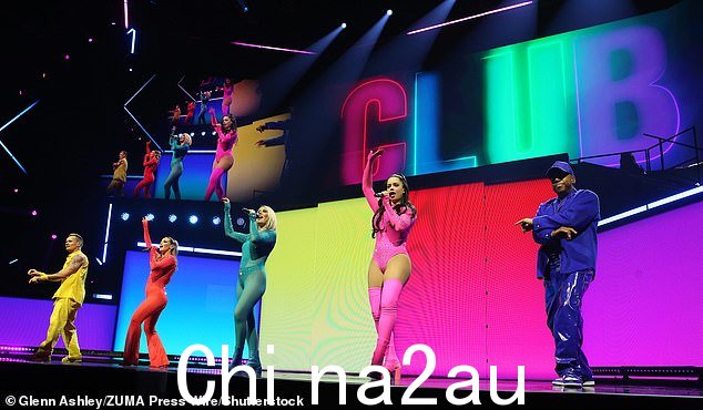 在路上:S Club 于周四在曼彻斯特 AO 竞技场开始了他们的巡演,他们将在英国各地的多个不同场地进行演出(从左到右:Jon、Rachel、Jo、Tina 和 Bradley) )