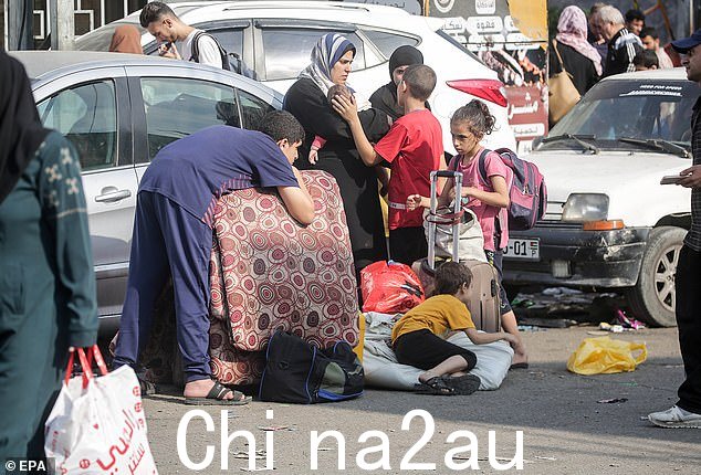 巴勒斯坦家庭收拾财产,准备逃离即将到来的地面攻势