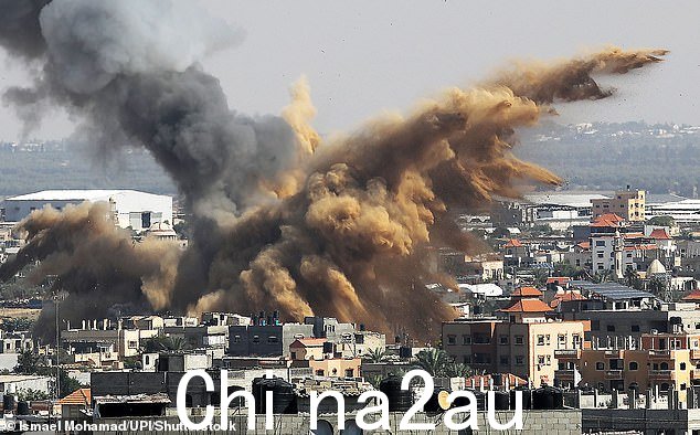 以色列昨天发动袭击后,加沙地带南部建筑物上空升起浓烟