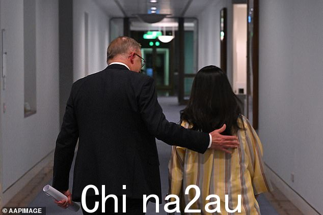 澳大利亚总理安东尼·艾博内塞于 2023 年 10 月 14 日星期六在堪培拉议会大厦就语音公投结果发表声明后安慰澳大利亚土著部长琳达·伯尼