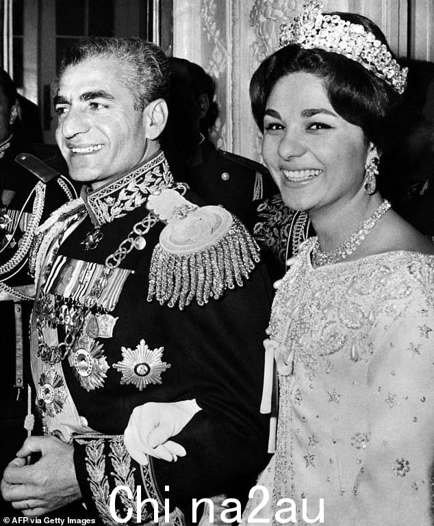 伊朗国王穆罕默德·礼萨·帕尔哈维 (Shah Mohammad Reza Palhavi) 和皇后法拉赫·帕尔哈维 (Farah Palhavi) 出席 1959 年的婚礼。中央情报局 (CIA) 现在正式将其支持的 1953 年伊朗政变描述为不民主,该政变推翻了当选的总理并巩固了国王的地位