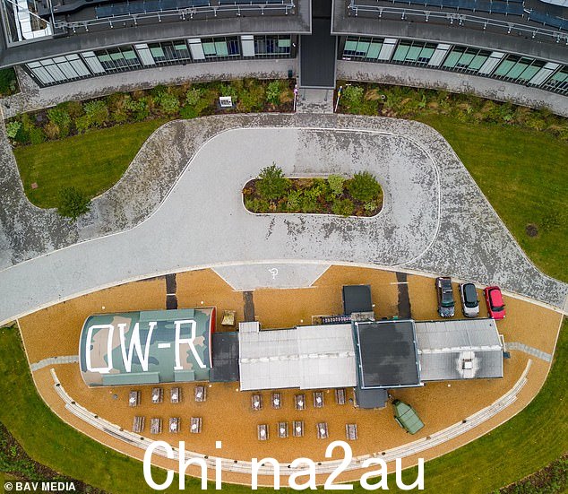前门对面的一家咖啡馆位于前英国皇家空军奥尔肯伯里观察办公室