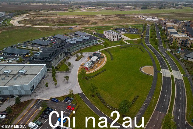 巨大的场地,如图所示,距旧空军基地仅几分钟路程,在图片顶部可以看到其跑道