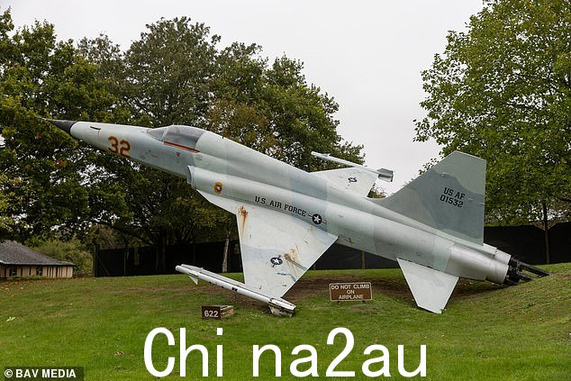 一位在英国皇家空军服役的当地人称这块牌匾‘愚蠢’,并表示委员会应该将其拆下并更换” class=